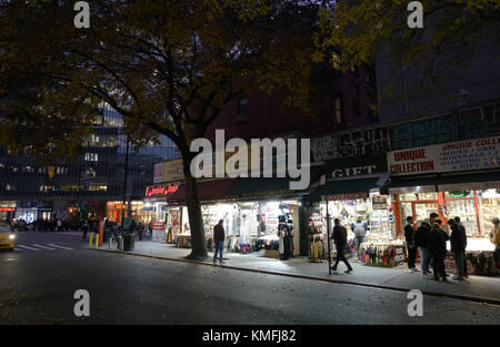 La vue de nuit de St.Mark's place.East Village.Manhattan.New York City.USA Banque D'Images