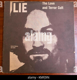 Le visage du meurtrier Charles Manson, 1934-2017, est vu sur la couverture d'un disque vinyle sur à Brooklyn, New York. Banque D'Images