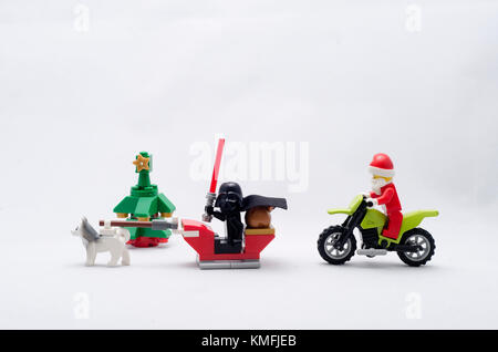 Père Noël dark vador chasse équitation un traîneau. figurines LEGO sont fabriqués par les lego. Banque D'Images