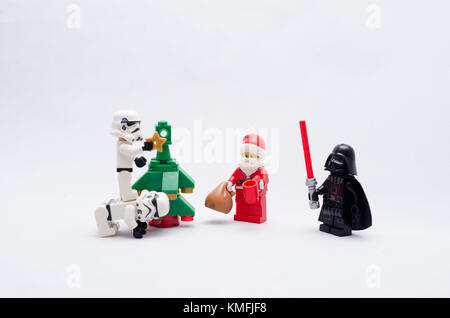 La malaisie, nov 25, 2017. Le père noël et dart vader storm troopers regarder la décoration de sapin de Noël. Des figurines LEGO sont fabriqués par les lego. Banque D'Images