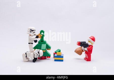 Santa Claus braquer un fusil sur .storm troopers décorer. arbre de Noël figurines LEGO sont fabriqués par les lego. Banque D'Images