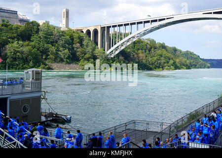 Les visiteurs (touristes) à bord du Maid of the Mist ferry boat à Niagara Falls, New York, USA Banque D'Images