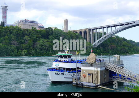 Les visiteurs (touristes) à bord du Maid of the Mist ferry boat à Niagara Falls, New York, USA Banque D'Images