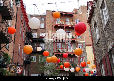 Boules colorées suspendues dans les airs, sur la Rue du Cul de Sac, au Petit-Champlain (quartier du Petit), vieille ville de Québec, QC, Canada Banque D'Images