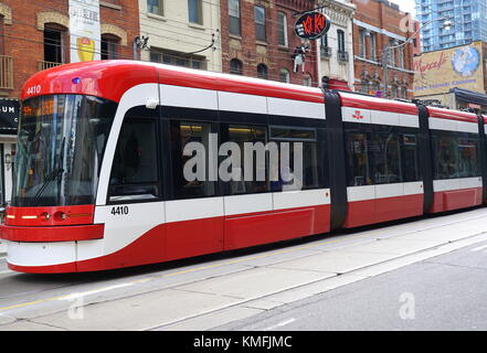 (Tramway de Toronto Rocket rouge) sur l'avenue Spadina, Toronto, Canada Banque D'Images