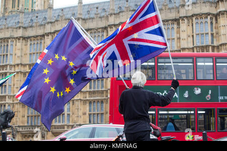 Les partisans de l'UE en faveur de l'Union européenne et de l'onde drapeaux Union Jack à l'extérieur de la Maison du Parlement à Londres, Royaume-Uni Banque D'Images