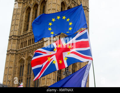 Les partisans de l'UE en faveur de l'Union européenne et de l'onde drapeaux Union Jack à l'extérieur de la Maison du Parlement à Londres, Royaume-Uni Banque D'Images
