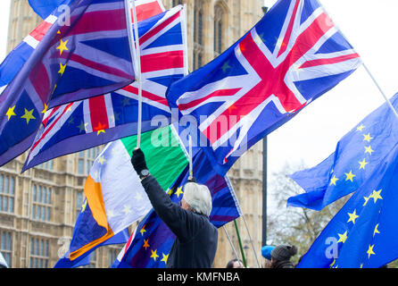 Les partisans de l'UE en faveur de l'Union européenne et de l'onde drapeaux Union Jack à l'extérieur de la Maison du Parlement à Londres, Royaume-Uni Banque D'Images