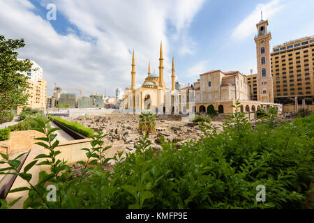 Saint George cathédrale maronite et Mohammad al amine mosquée bleue à travers les ruines romaines au centre-ville de Beyrouth, Liban. Banque D'Images