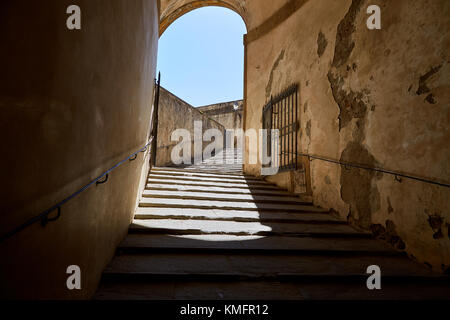 Un ancien escalier en pierre avec un arc et une barrière métallique dans une journée ensoleillée. Florence, Italie Banque D'Images