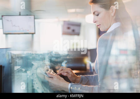 Businesswoman using calculator in office Banque D'Images