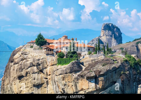 Les roches de la avec les météores monastère d'Agia Triada (sainte trinité). Météores, plaine de Thessalie, Grèce, Europe Banque D'Images