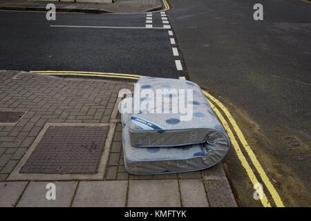 Un matelas abandonnés se trouve attaché sur un coin de rue résidentielle dans le quartier de Lambeth, le 4 décembre 2017, à Londres en Angleterre. Banque D'Images