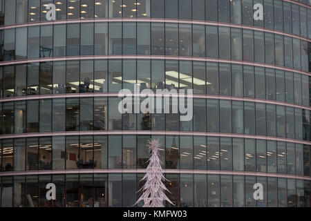 Un arbre de Noël artificiel et les nombreuses histoires de bureaux d'entreprise, le 6 décembre 2017, à Londres en Angleterre. Banque D'Images