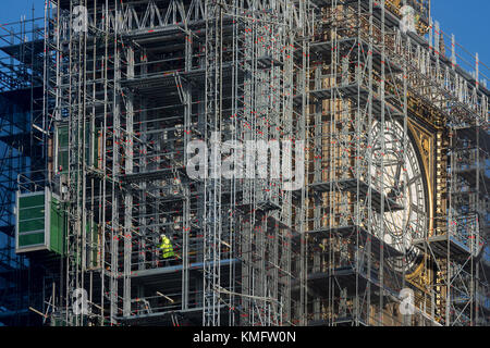 L'Elizabeth Tower qui maintient le silence maintenant Big Ben bell, ainsi que les deux Chambres du Parlement, sont couverts d'échafaudages, le 1er décembre 2017, à Westminster, Londres, Angleterre. La cloche reste silencieux pendant cette rénovation par l'entrepreneur Sir Robert McAlpine jusqu'en 2021 et le coût estimé de la réparation de la tour et d'autres parties de l'édifice gothique du 19ème siècle, a doublé à £61m, les autorités ont dit. Banque D'Images