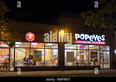 Toronto, Canada - oct 19, 2017 : popeyes louisiane cuisine fast food restaurant illuminé la nuit. Banque D'Images