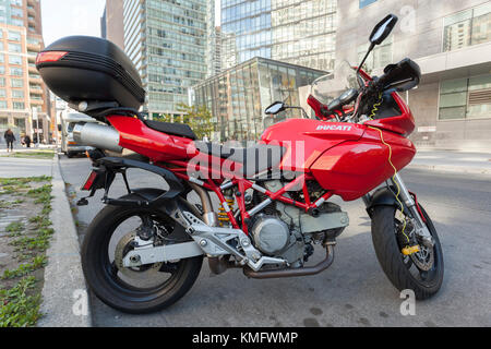 Toronto, Canada - Oct 19, 2017 : Ducati Multistrada motocyclette garée dans une rue du centre-ville de Toronto, Canada Banque D'Images