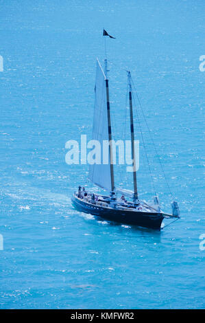 Un voilier bateau à la mer ouverte Banque D'Images