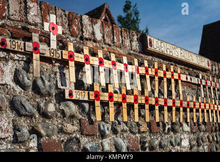 Liste des soldats tombés du Lavenham à partir de la Première Guerre mondiale, affiche le jour du Souvenir. Banque D'Images