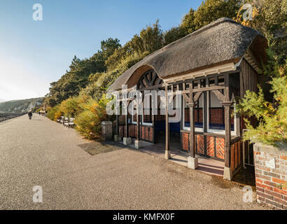 L'un des refuges de chaume du front de mer d'Eastbourne. Banque D'Images