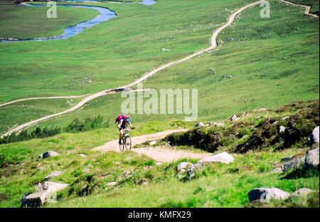 Vtt à Glen Muick sur le royal Balmoral estate dans les montagnes de Cairngorm, dans la région de Grampian Highlands écossais Banque D'Images