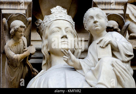 Paris, France. La cathédrale Notre-Dame / Notre-Dame de Paris sur l'île de la Cité. De style gothique. Détail de la façade. La Madone et l'enfant, dans la Vierge de l'ONG POTAL MEN Banque D'Images