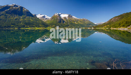 Les fjords de norvège stryn reflet dans oppstrynsvatn lake Banque D'Images