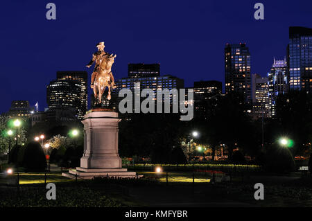 Statue de George Washington à boston public garden la nuit contre ciel bleu profond et sur les toits de la ville historique. Banque D'Images