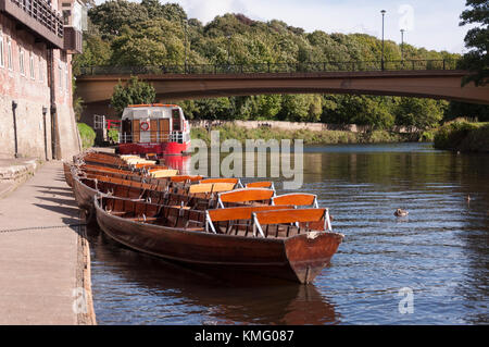 Plaisir cruiser, et aviron bateaux amarrés sur le côté de la Banque mondiale sur la rivière d'usure au niveau de la ville de Durham, dans le comté de Durham, Angleterre du Nord-Est. Banque D'Images