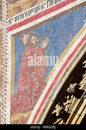 Charles IV sur la mosaïque du Jugement dernier (1372), Golden Gate dans la cathédrale Saint-Guy, au château de Prague, République tchèque - Charles IV. (26 Août Banque D'Images