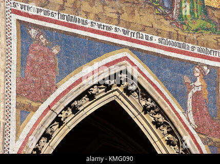 Charles IV sur la mosaïque du Jugement dernier (1372), Golden Gate dans la cathédrale Saint-Guy, au château de Prague, République tchèque - Charles IV. (26 Août Banque D'Images