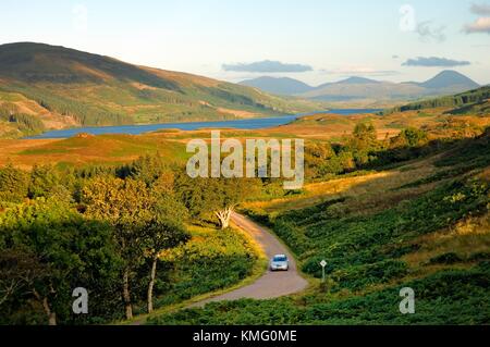 Île de Mull, Hébrides intérieures, de l'Écosse. Location randonnée sur route de campagne. S.E. Vue sur le Loch Achnadrish de Frisa près de Tobermory Banque D'Images