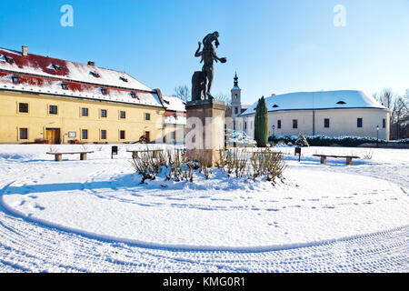 Ancien château d'eau, ville de Roztoky près de Prague, République Tchèque - musée et galerie de ville en hiver avec neige Banque D'Images