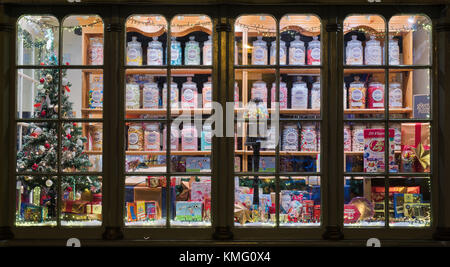 Sweet Shop vitrine de Noël à Burford. Cotswolds, Oxfordshire, Angleterre Banque D'Images