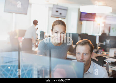 Businessman and businesswoman working at computer in office Banque D'Images