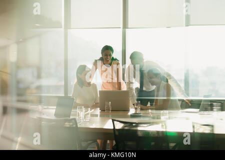 Les gens d'affaires travaillant à l'ordinateur portable dans la salle de conférence réunion Banque D'Images