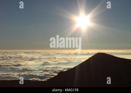 Coucher du soleil du haut du volcan Mauna Kea à Hawaii Big Island, États-Unis Banque D'Images