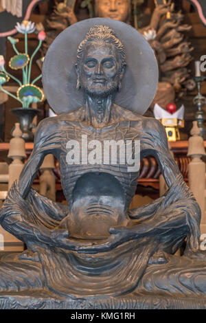 Kamakura, Japon - 9 août 2017 Le jeûne : sculpture de Bouddha du Pakistan à Hatto (salle de conférences) ou Dharma Hall at Kencho-ji temple complexe. Banque D'Images