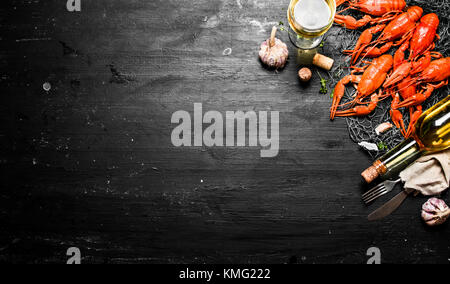 La langouste fraîche bouillie avec de l'ail et le vin blanc. sur un tableau noir. Banque D'Images