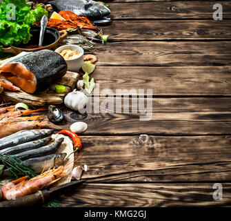 Fruits de mer frais. variété de fruits de mer, crevettes, poissons et crustacés sur fond de bois. Banque D'Images