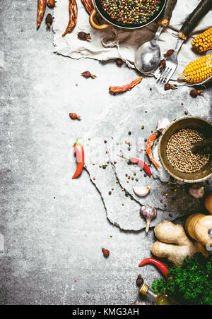 Épices, herbes fraîches et légumes d'automne. sur un fond en pierre. Banque D'Images