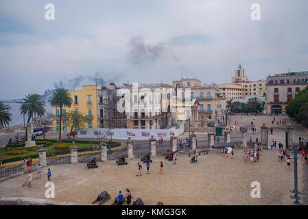 La Havane, Cuba - Dec 16, 2017 : avis de la vieille Havane plaza avec des canons et de l'architecture coloniale typique dans l'arrière-plan Banque D'Images