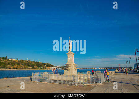 La Havane, Cuba - Dec 17, 2017 : avis de la statue de Neptune dans la vieille Havane plaza avec l'entrée de la baie à l'arrière-plan Banque D'Images