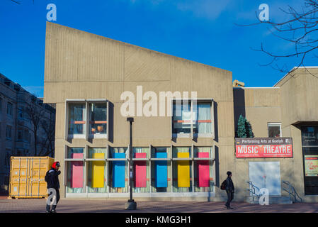 Guelph, Ontario, canada - 15 mars 2016 : avis de l'Université Guelph, bâtiments du campus avec un mélange d'architecture moderne et traditionnelle. Banque D'Images