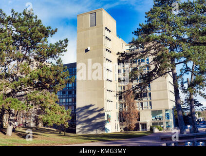 Guelph, Ontario, canada - 15 mars 2016 : avis de l'Université Guelph, bâtiments du campus avec un mélange d'architecture moderne et traditionnelle. Banque D'Images
