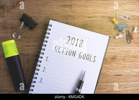 Objectifs d'action 2018 sur le bloc-notes avec tasse de café et des fournitures de bureau. Banque D'Images