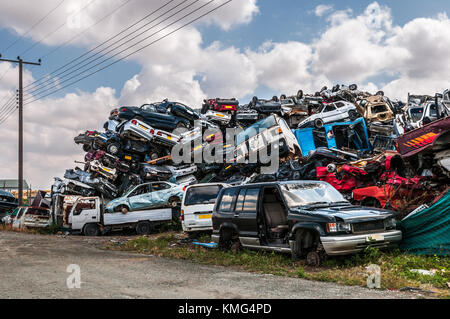 Utilisé des voitures abandonnées empilés pour le recyclage dans une installation de déchets métalliques à Nicosia Chypre Banque D'Images