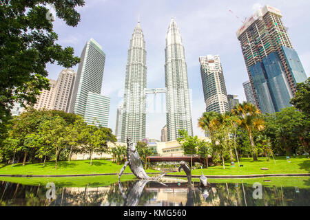 Une vue sur les tours jumelles Petronas KLCC ou à proximité d'un parc avec un étang et la sculpture, c'était le plus haut bâtiment du monde de 1998 à 2004 Banque D'Images