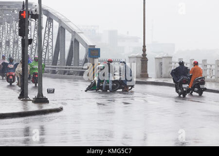 Accident de la circulation sur le pont Trang Tien à Hue, Vietnam Banque D'Images