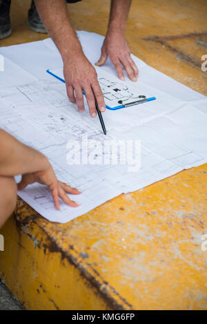 Architecte discutant du plan avec le travailleur de la construction sur le chantier Banque D'Images